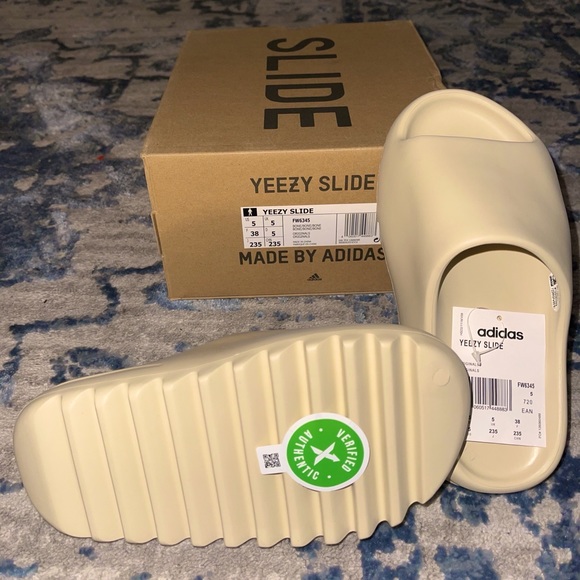 BONE/BONE YEEZY SLIDE SIZE U.S. 5